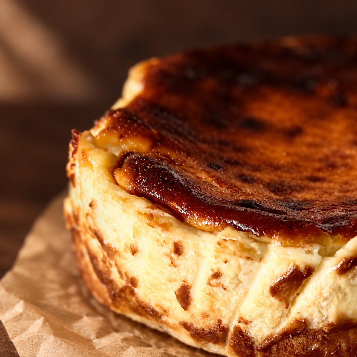 Primer plano de la tarta de queso de Josefa Pinto, con superficie horneada y textura cremosa